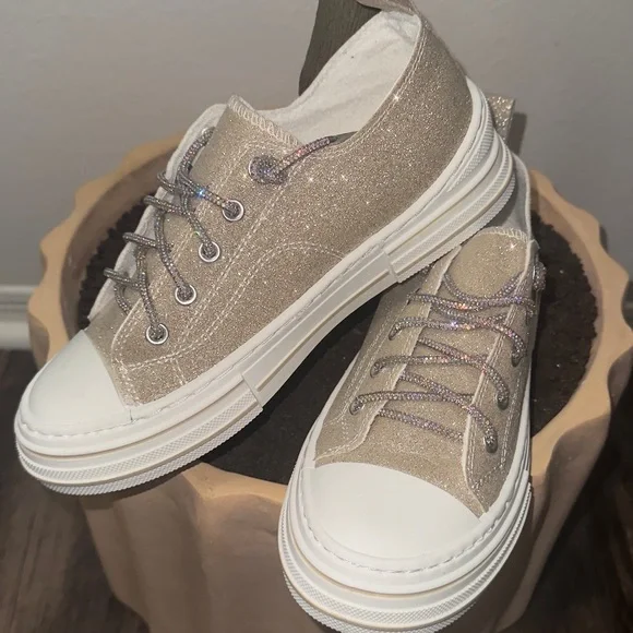 Very G Womens Aman Glitter 2 Lace Up Canvas Sneaker, Gold - Picture 4 of 5